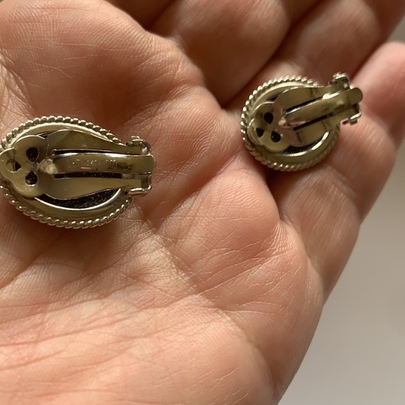 ❌SOLD❌Sarah Coventry Clip On Earrings - Picture 5 of 5